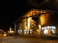 DSC02142  markantes Gebäude in Iséran