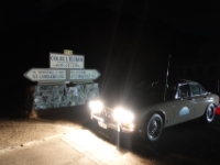 DSC02178  Nach erfolgreicher Pannen-Hilfe  posieren wir mit dem XJ6 stolz vor der Passtafel