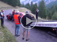 00005  rasch wird der Wagen auf die Bühne gezogen