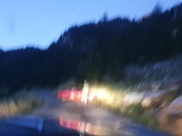 20220812 060630  ein Fahrzeug steht im Morgengrauen quer. Christoph überwacht den Verkehr