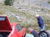 20220812 062931  DIe Idee ist, mit dem Reserverad den Wagen aus dem Graben zu bringen