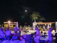 20220812 230801  Bar-Stimmung mit Mondlicht..