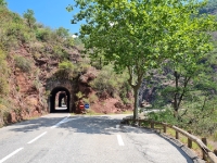 20220813 124251  linke Spur in Tunnels, rechte Spur um den Felsen