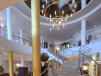 mit imposanter Treppe