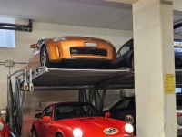 Geschichtete Geräte in der Hotelgarage