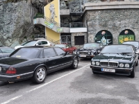 Sie sind vom XJ6 begeistert und diskutieren die Originalität in allen Facetten. Ihr ältester Wagen ist ein S-Type 3.4.  Wir diskutieren eine halbe Stunde lang  :-)