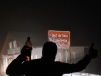 Aufgabe Bild des Fahrers mit Erfrüschungsgetränk und Daumen hoch auf dem Sellajoch Pass