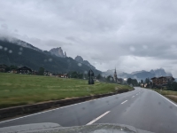 leicht regnerischer Morgen, die ersten Dolomiten-Gipfel zeigen sich