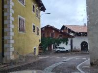 durch ein enges Dorf