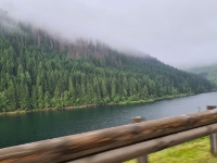 Entlang eines Stausees