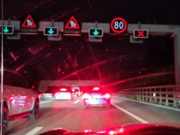 und auf dem Heimweg Richtung Aargau hänge ich eine Stunde vor dem Gubrist,. Nur eine Spur offen. Die letzte Politur vor der Eröffnung Morgen. Pech... Und die Temperatur des 6-Zylinders steigt hoch. Und die Maschine hält...
